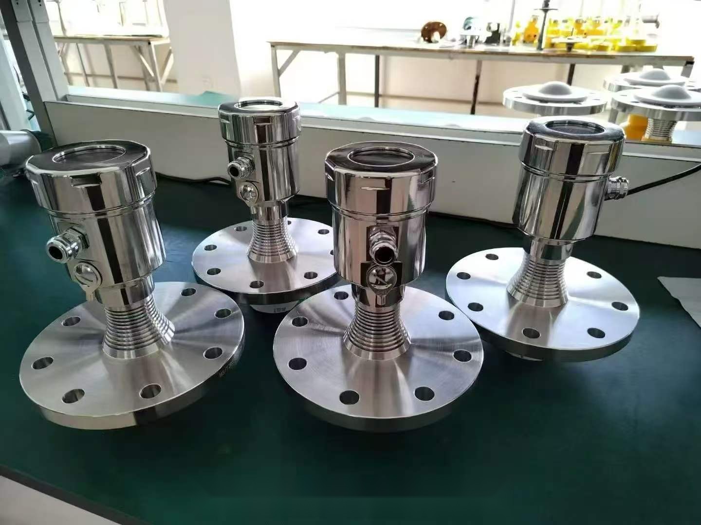 四台不锈钢雷达物位计并排实拍-河南安研仪表