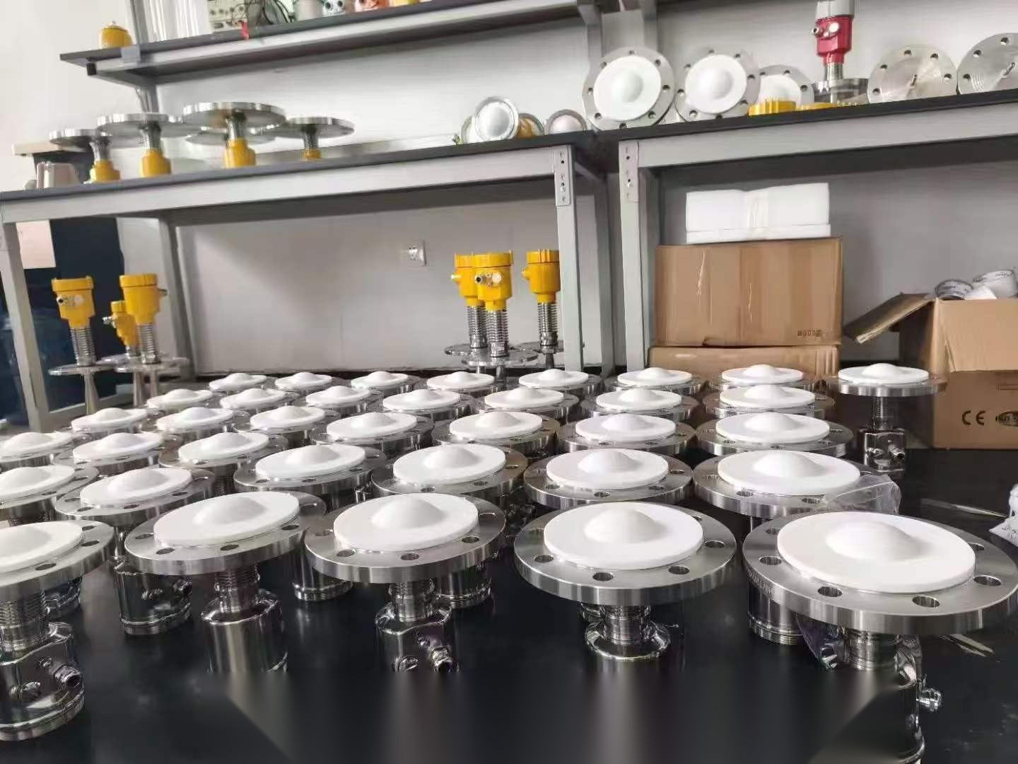 车间工作台上批量组装的不锈钢雷达物位计-河南安研仪表